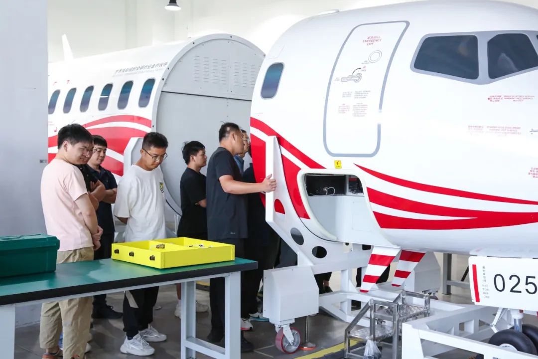 捷安高科硬核護(hù)航！國(guó)賽飛機(jī)維修賽項(xiàng)技術(shù)對(duì)接擦亮 “技能底色”